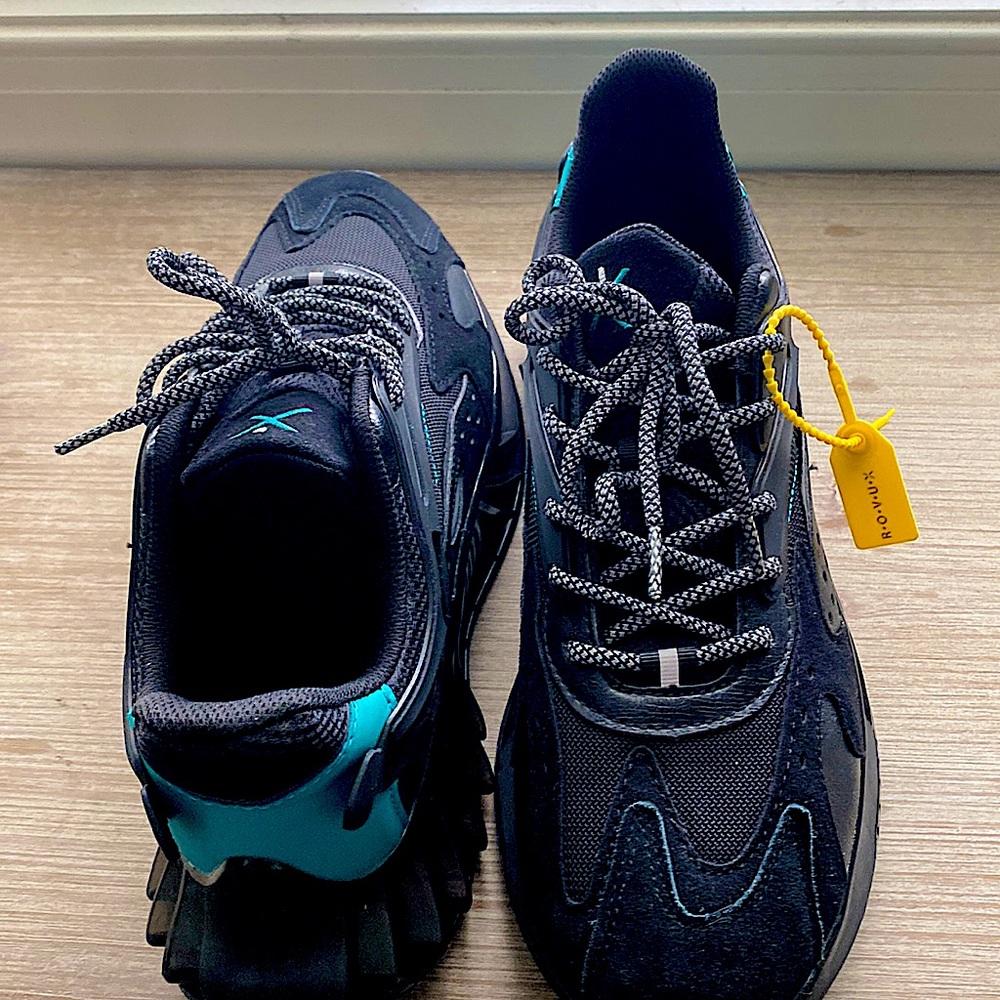 GREAT CONDITION, men’s sneakers size 10.5, color Black and Teal.